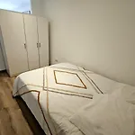 公寓 Poolside Barcelona Sant Cugat 圣库加特德尔瓦勒斯